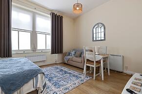 Tenby Studio Apartment - Stroll to Beach and Town