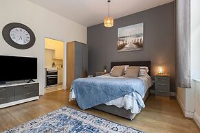 Tenby Studio Apartment - Stroll to Beach and Town