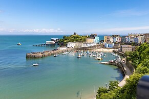 Tenby Studio Apartment - Stroll to Beach and Town