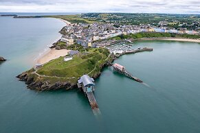 Tenby Studio Apartment - Stroll to Beach and Town