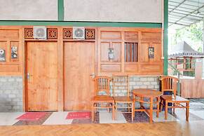 SPOT ON 94538 Sopo Paredangan Homestay