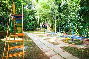 Holiday Courtyard