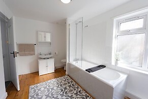 4 Guests - Pet Friendly - Fireplace - Parking