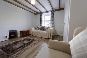 4 Guests - Pet Friendly - Fireplace - Parking