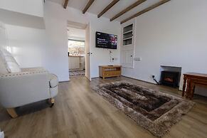 4 Guests - Pet Friendly - Fireplace - Parking