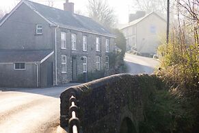 4 Guests - Pet Friendly - Fireplace - Parking