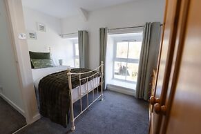 4 Guests - Pet Friendly - Fireplace - Parking