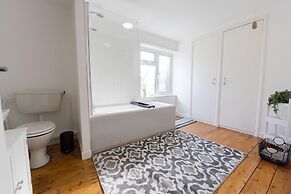 4 Guests - Pet Friendly - Fireplace - Parking