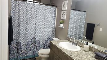 2 Bedrooms Apt Near Univeristy