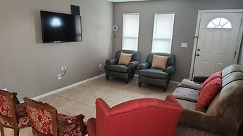 2 Bedrooms Apt Near Univeristy