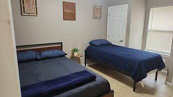 2 Bedrooms Apt Near Univeristy