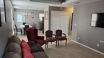 2 Bedrooms Apt Near Univeristy