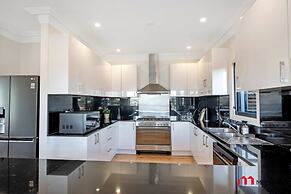 Metawise Luxe 6 Bed Ocean View Family Home in Seaforth