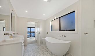 Metawise Luxe 6 Bed Ocean View Family Home in Seaforth