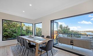 Metawise Luxe 6 Bed Ocean View Family Home in Seaforth