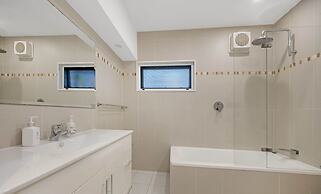 Metawise Luxe 6 Bed Ocean View Family Home in Seaforth