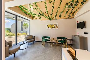 Hilltown Airport Hotel