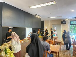 Adia Convention Center Hotel