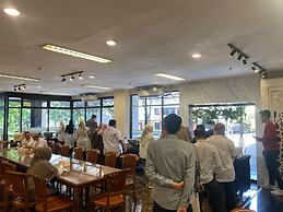 Adia Convention Center Hotel