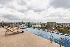 Luxurious Nairobi Condo With Rooftop Pool & Gym
