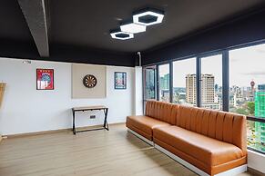 Luxurious Nairobi Condo With Rooftop Pool & Gym