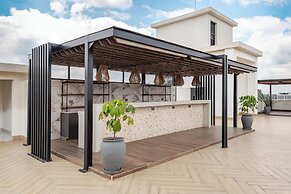 Luxurious Nairobi Condo With Rooftop Pool & Gym