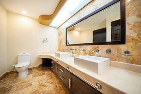 Luxury Beachfront Condo 3 BR - El Faro Ref 301