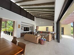 Yeguas V18 by Wynwood House