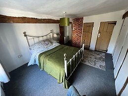 Harleston Norfolk/ Suffolk Border Historic Cottage