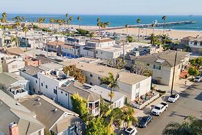 Seventh & Shore Stylish Seal Beach Home w/ Elevator, Fireplace + Bold 