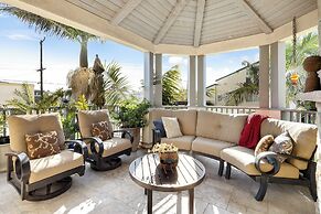 Seventh & Shore Stylish Seal Beach Home w/ Elevator, Fireplace + Bold 