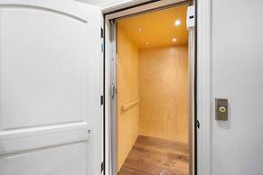 Seventh & Shore Stylish Seal Beach Home w/ Elevator, Fireplace + Bold 