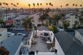Seventh & Shore Stylish Seal Beach Home w/ Elevator, Fireplace + Bold 