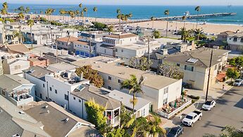 Seventh & Shore Stylish Seal Beach Home w/ Elevator, Fireplace + Bold 