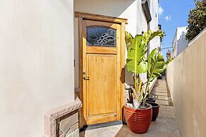 Seventh & Shore Stylish Seal Beach Home w/ Elevator, Fireplace + Bold 