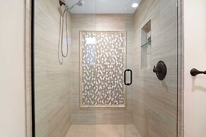 Seventh & Shore Stylish Seal Beach Home w/ Elevator, Fireplace + Bold 