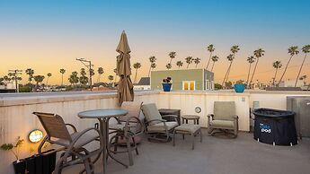 Seventh & Shore Stylish Seal Beach Home w/ Elevator, Fireplace + Bold 