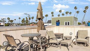 Seventh & Shore Stylish Seal Beach Home w/ Elevator, Fireplace + Bold 