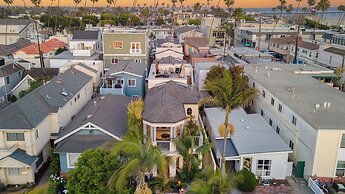 Seventh & Shore Stylish Seal Beach Home w/ Elevator, Fireplace + Bold 