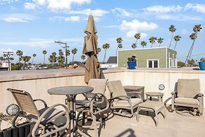 Seventh & Shore Stylish Seal Beach Home w/ Elevator, Fireplace + Bold 