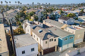Seventh & Shore Stylish Seal Beach Home w/ Elevator, Fireplace + Bold 