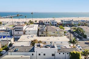 Seventh & Shore Stylish Seal Beach Home w/ Elevator, Fireplace + Bold 
