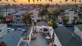 Seventh & Shore Stylish Seal Beach Home w/ Elevator, Fireplace + Bold 