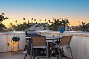 Seventh & Shore Stylish Seal Beach Home w/ Elevator, Fireplace + Bold 