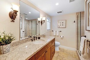 Seventh & Shore Stylish Seal Beach Home w/ Elevator, Fireplace + Bold 