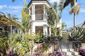 Seventh & Shore Stylish Seal Beach Home w/ Elevator, Fireplace + Bold 