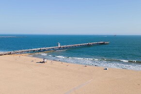 Seventh & Shore Stylish Seal Beach Home w/ Elevator, Fireplace + Bold 