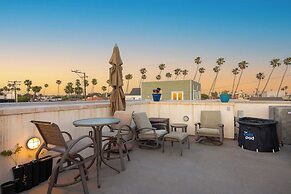 Seventh & Shore Stylish Seal Beach Home w/ Elevator, Fireplace + Bold 