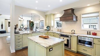 Seventh & Shore Stylish Seal Beach Home w/ Elevator, Fireplace + Bold 