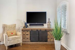 Seventh & Shore Stylish Seal Beach Home w/ Elevator, Fireplace + Bold 